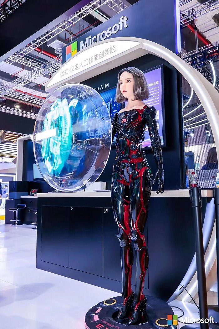 有溫度、有表情，未來舞臺的智慧新聲——進(jìn)博會上的主持與講解機(jī)器人